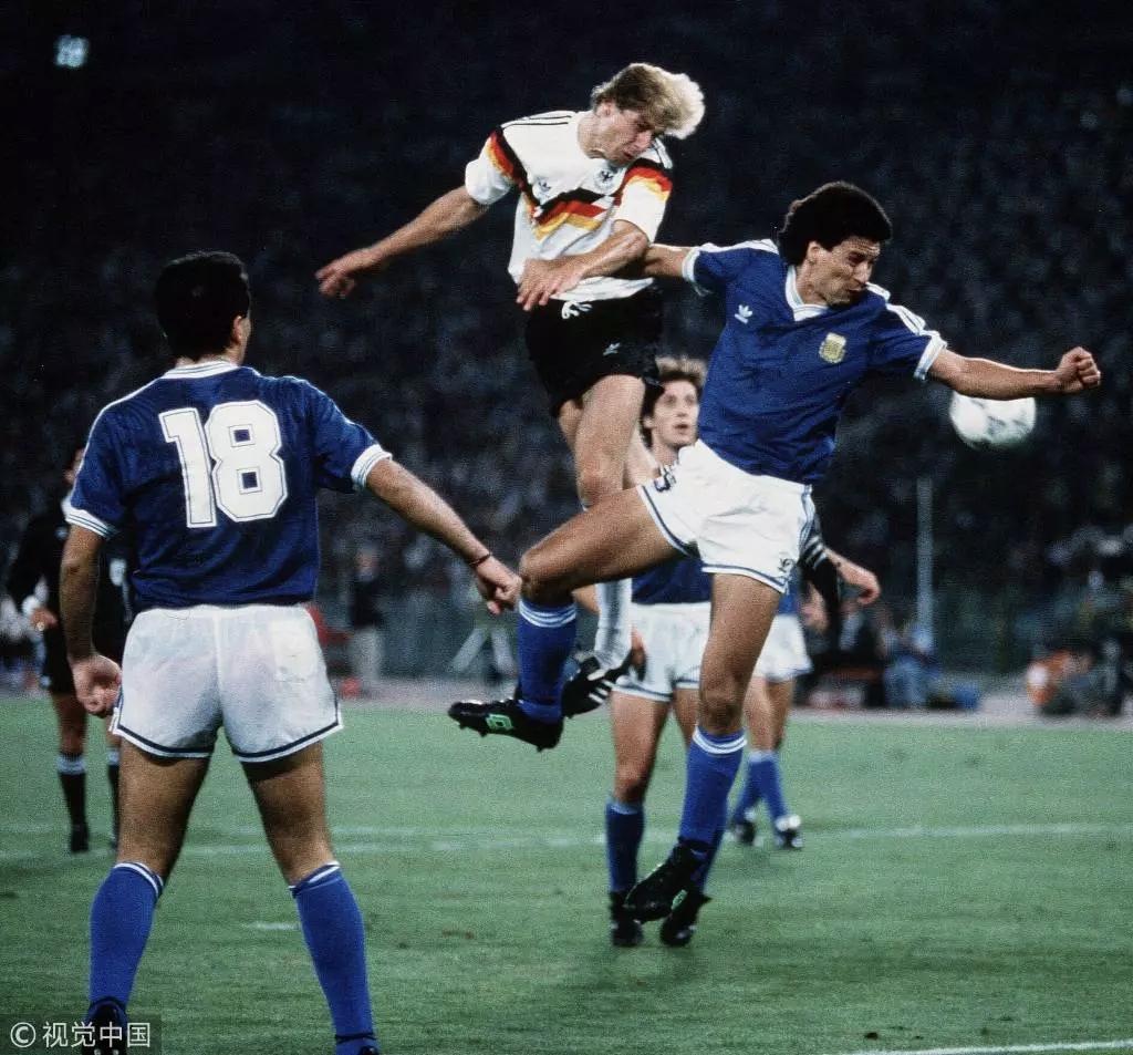 我的世界杯记忆1990年意大利世界杯精彩瞬间，德国🇩🇪球星克林斯曼头球攻门，