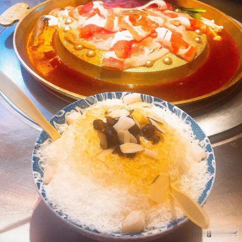 家人们，你们能想象一个冰坑能火到出圈吗？2026年1月起，长春西湖公园那个50米