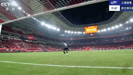 刘浩帆送大礼！上港喜获乌龙球一粒，1比0领先浙江队。
运气就是这么好！比赛才踢到