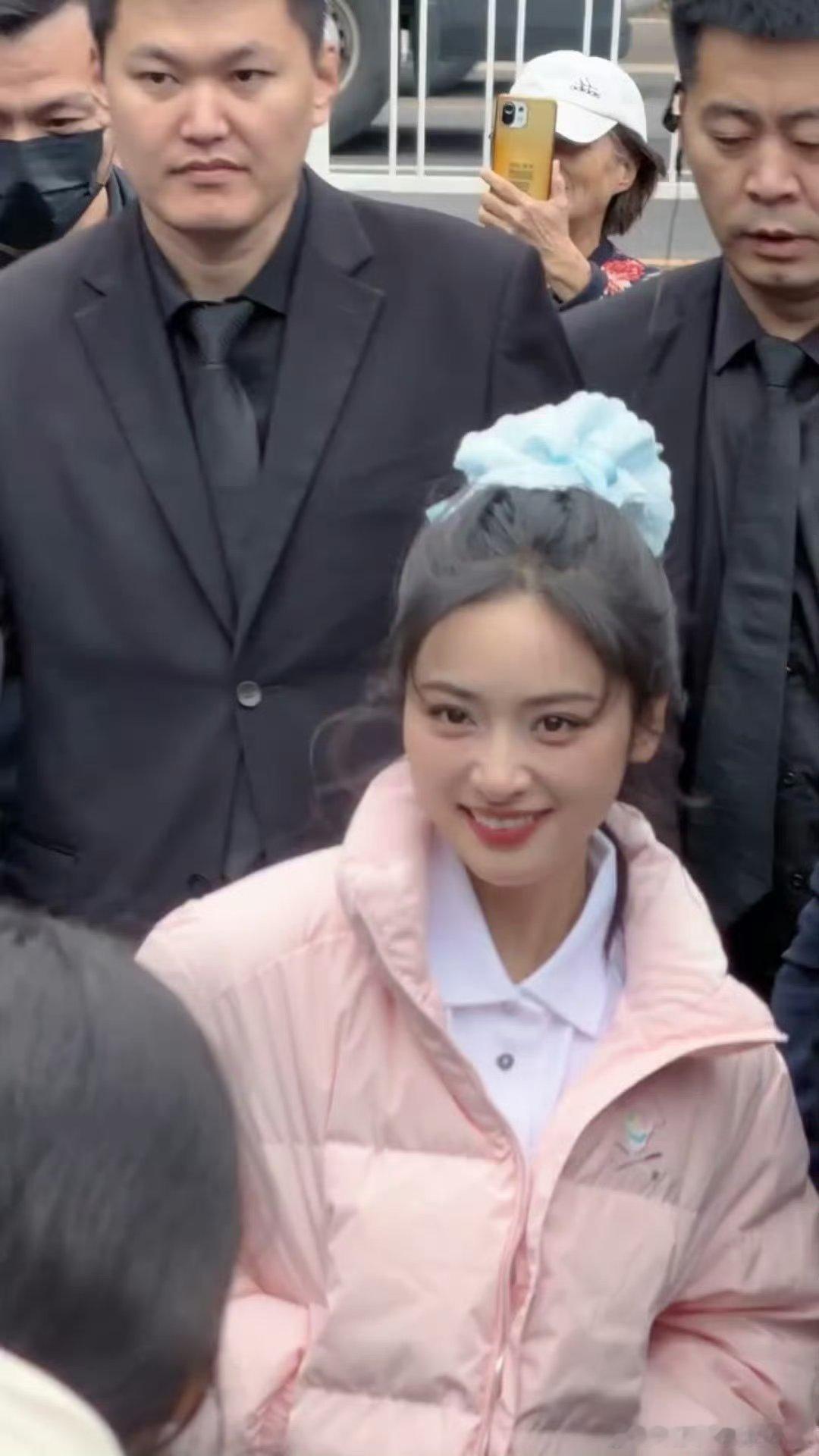 沈月、杨超越、祝绪丹今日线下活动生图状态 ​​​