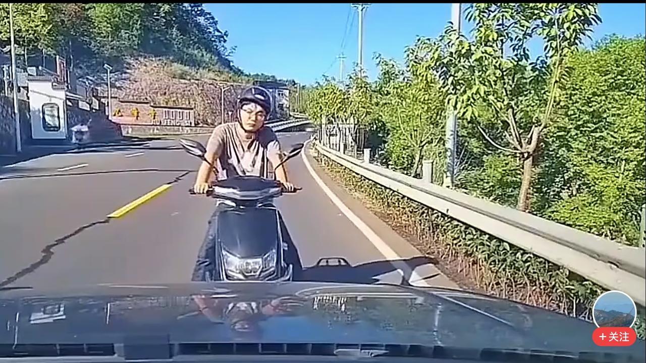 这种逆行挡路还挑衅的人，打他一顿，摩托车扔河沟里，违法吗？