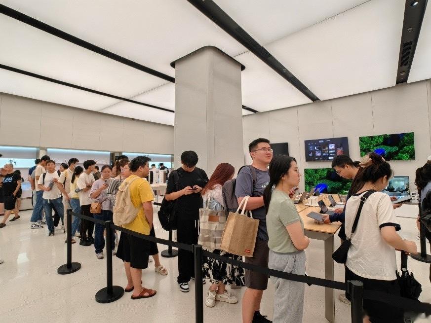 今天18:08分，华为Mate60 Pro线下就可以直接取机购买了。上海的很多华