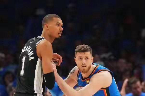 根据ESPN名记蒂姆·麦克马洪的报道，雷霆中锋哈尔滕施泰因下赛季回归球队的可能性