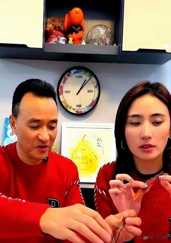 程江刚在直播里对女儿吼完“自己挣去”，转身就用沾着油的手撕下鸡腿肉，轻轻塞进孙女