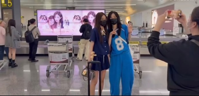 王奕&周诗雨两人手拉着手去打卡了双人应援大屏，诗情画奕又幸福了[抱一抱] ​​​