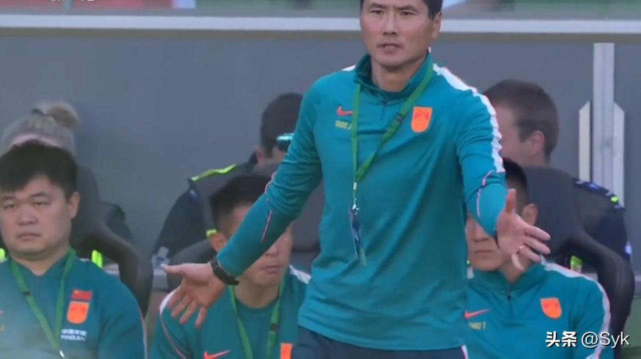 10分钟不到连丢2球，半场0-2落后喀麦隆！国足变阵不适，下半场能否绝地反击？