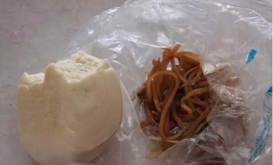 男子带着2岁的大儿子在医院陪妻子生产，一家3口顿顿只吃馒头咸菜。之后邻床的婆婆每