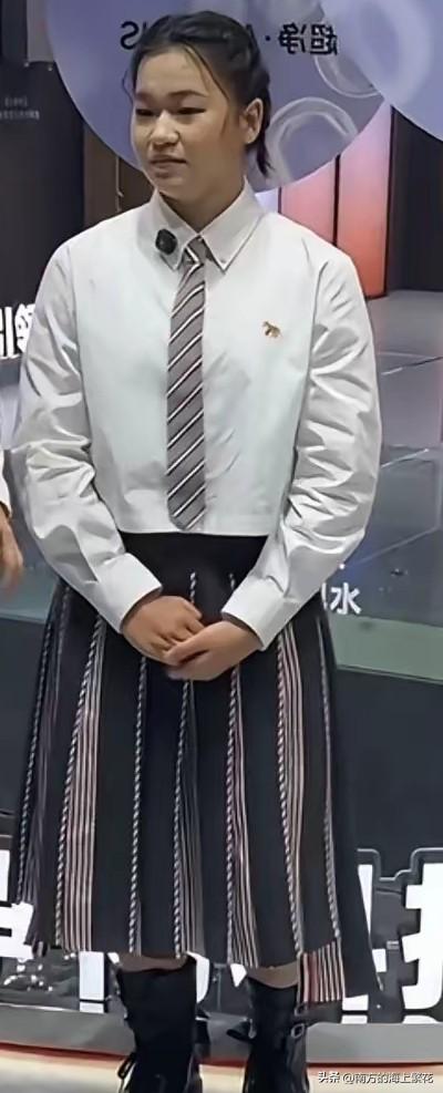 前几天的上海家博会，全红婵参加的线下活动火了。
很多人对婵宝评头论足，说婵宝的穿