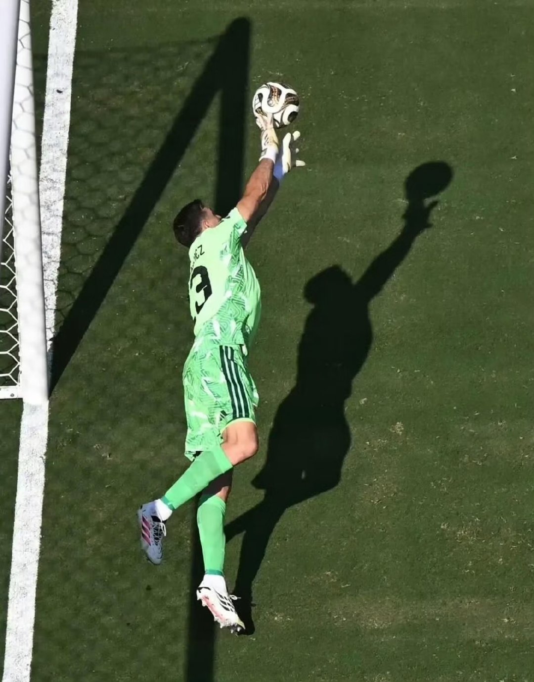 ⚽世界杯决赛，阿根廷0-1西班牙 🧤埃米利亚诺·马丁内斯全场11次扑救（5次禁