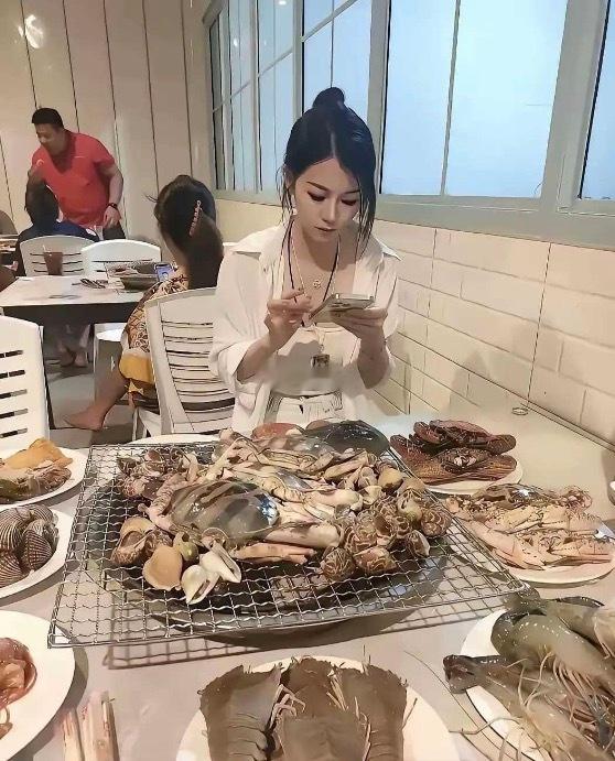 第1次约会，她点的菜。你们说怎么办? 