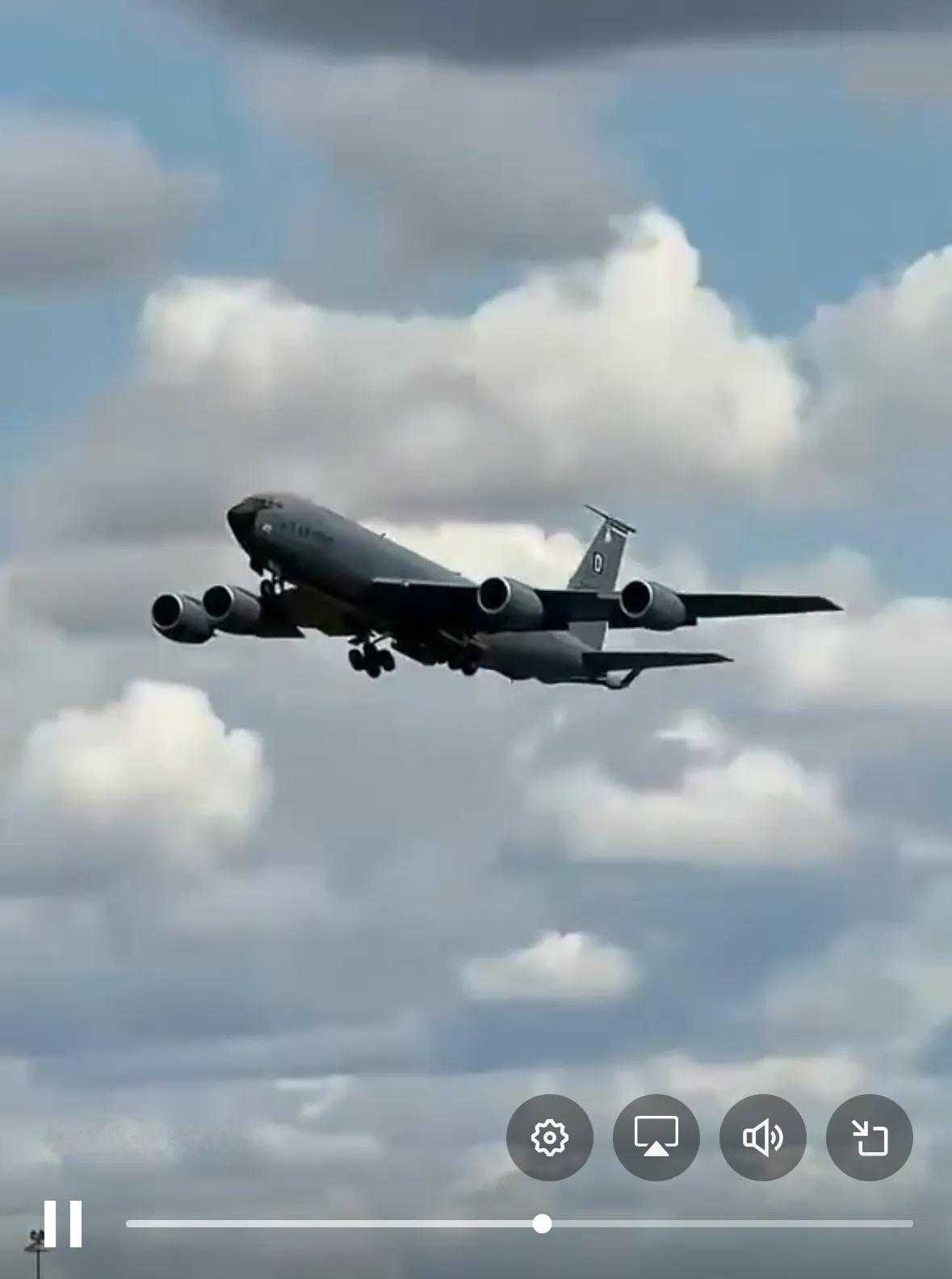 最新：六架美国加油机从卡塔尔起飞， KC-135同温层加油机从乌代德空军基地起飞