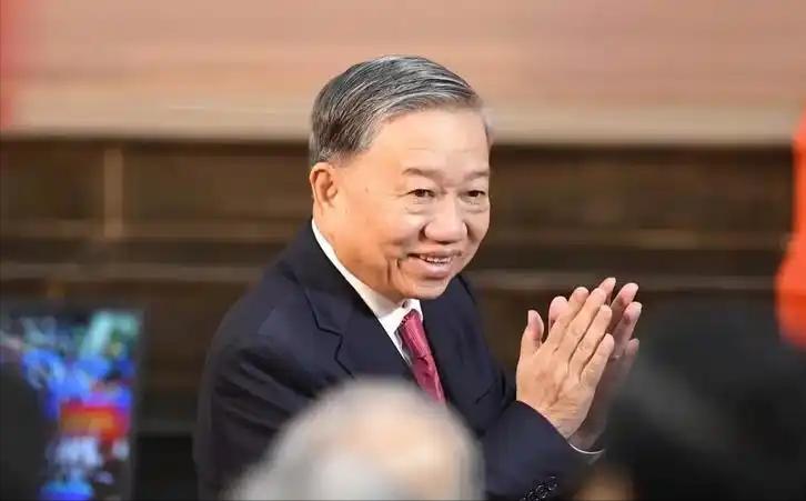 越南要买车，中国发货了。
 
别看越南平时心气高，天天喊着铁路国产化，真要用起车
