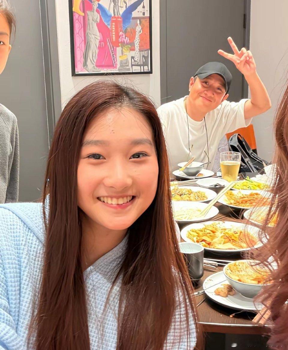 马伊琍女儿爱马又去爸爸文章的店里吃饭了，父女俩感情真好。 文章前几日在上海新开的