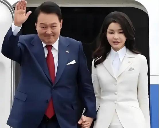 宇宙第一国，又在唱大戏；“花无十日红”，夫妻都放屁！尹胖娃，金建希，夫妻双双坐监