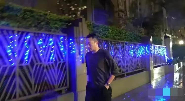 汪小菲深夜在台北淋雨暴走，这回他真的心痛了。汪小菲一到台湾省就恳求媒体多说大S好