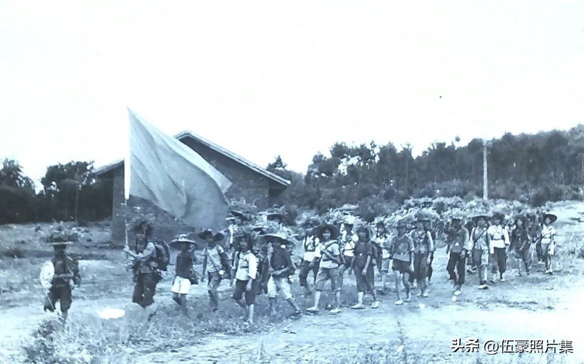 上世纪七十年代初，柳州市团结小学的学生在郊区拉练的老照片。现在的年轻人肯定不懂“
