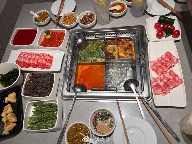 【#霸凌员工卷来的海底捞式服务不可取#】近期，海底捞“强制员工自费购买礼物降低客