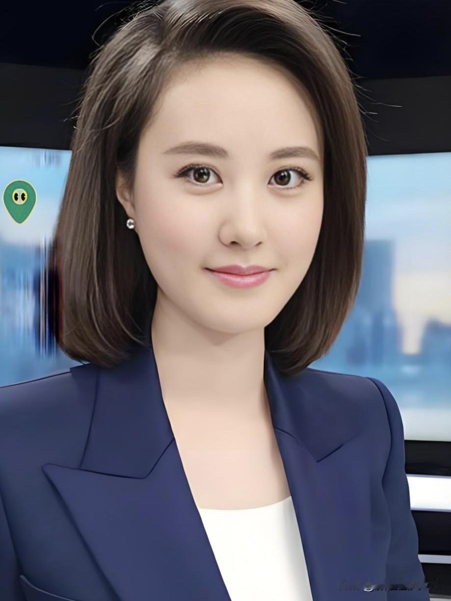 她站在央视的聚光灯下，身姿端方气度从容，语调柔而有力量，以专业为笔、真诚为墨，把