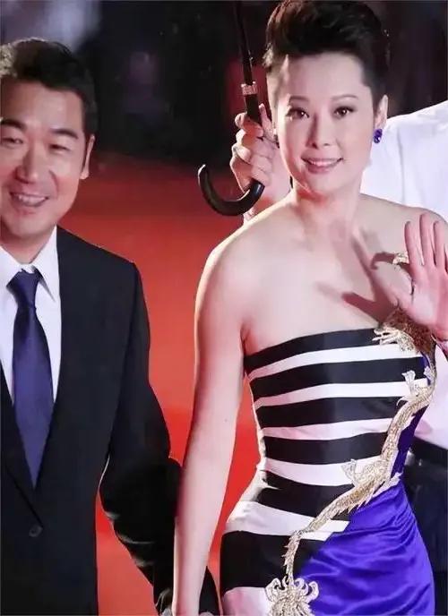 当年袁立和张国立在拍摄《铁齿铜牙纪晓岚》时，有人匿名造谣袁立和张国立″私下约会