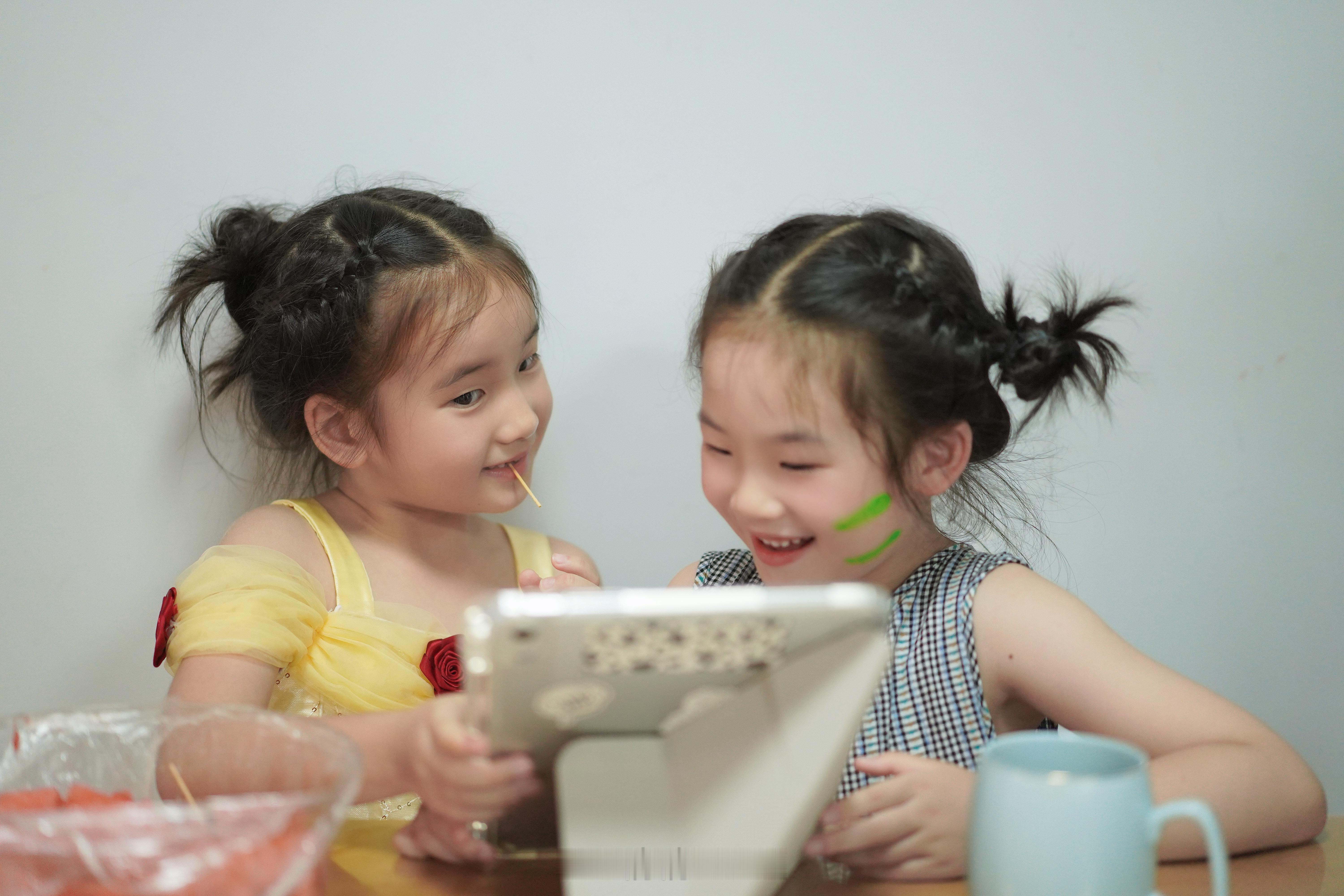 很佩服小孩的精力一个昨晚12点才睡，一个今天凌晨一点才睡早上7点就醒了白天玩了一