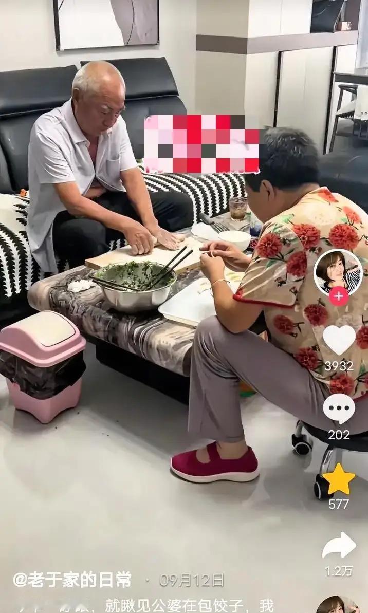 近日，山东泰安，一名女子起床后去客厅，看见公公婆婆正在忙着包饺子。女子顺口问了一