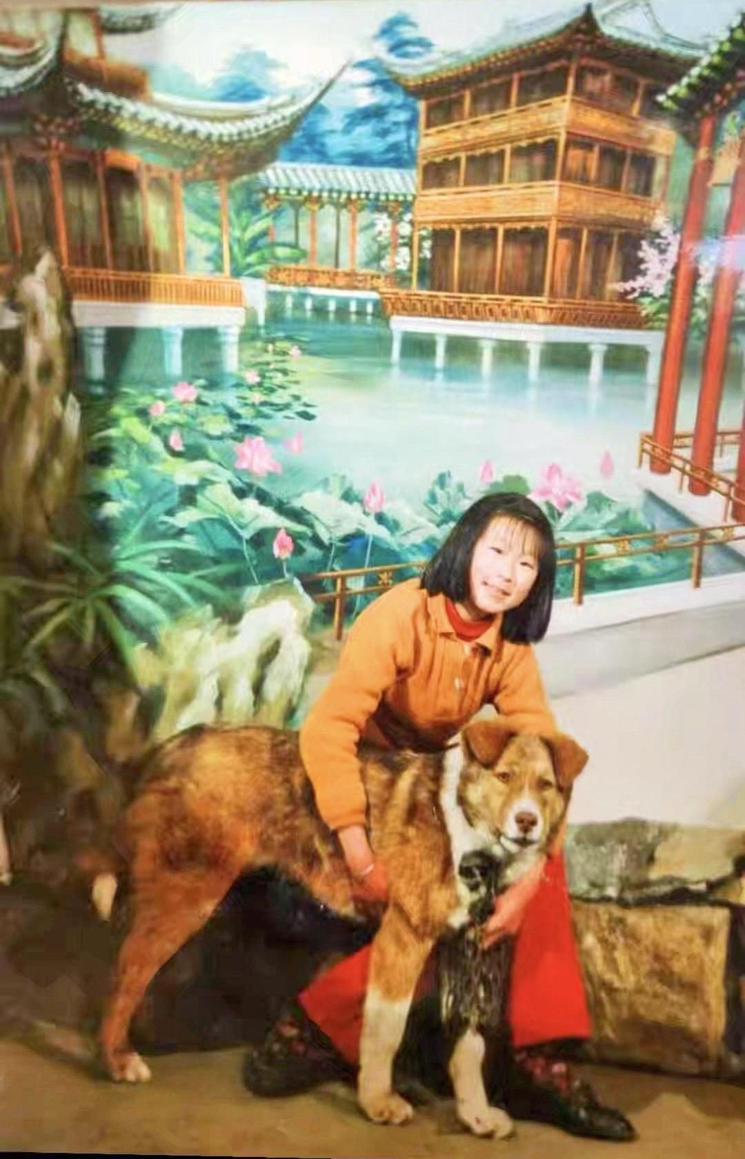 本作品经照片持有者火姐授权同意我发布。有人说，如果一个人的童年里有狗的陪伴，那么
