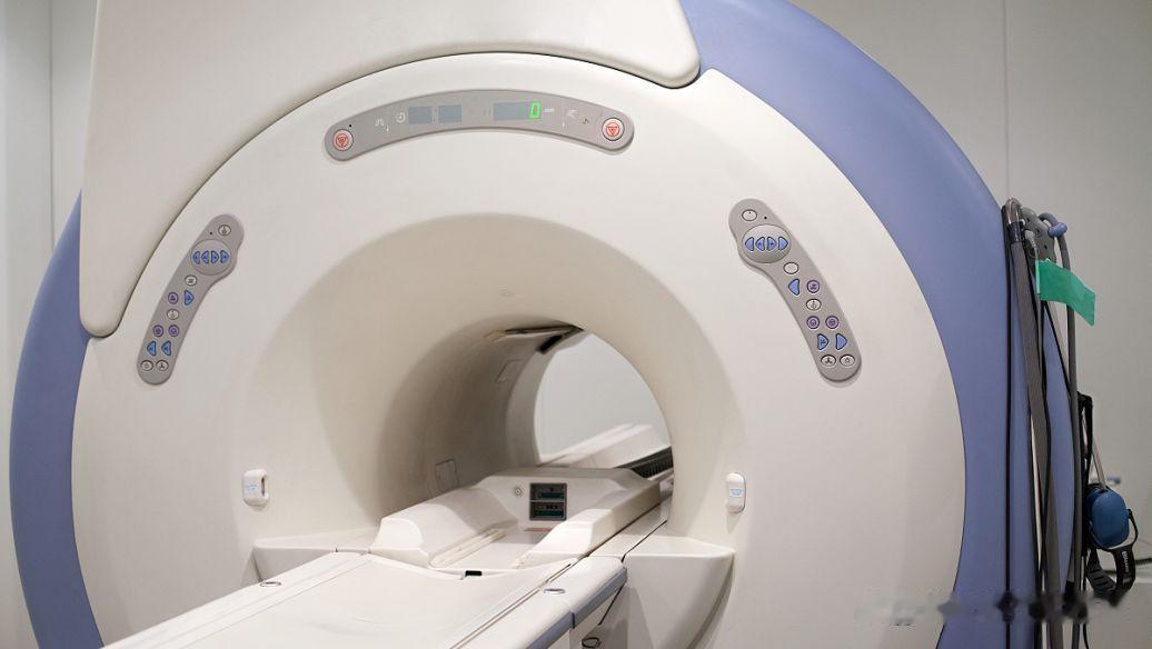 注意！你家扔掉的旧X光片，正在变成地下黑作坊的“银元宝”。

最近二手平台冒出一