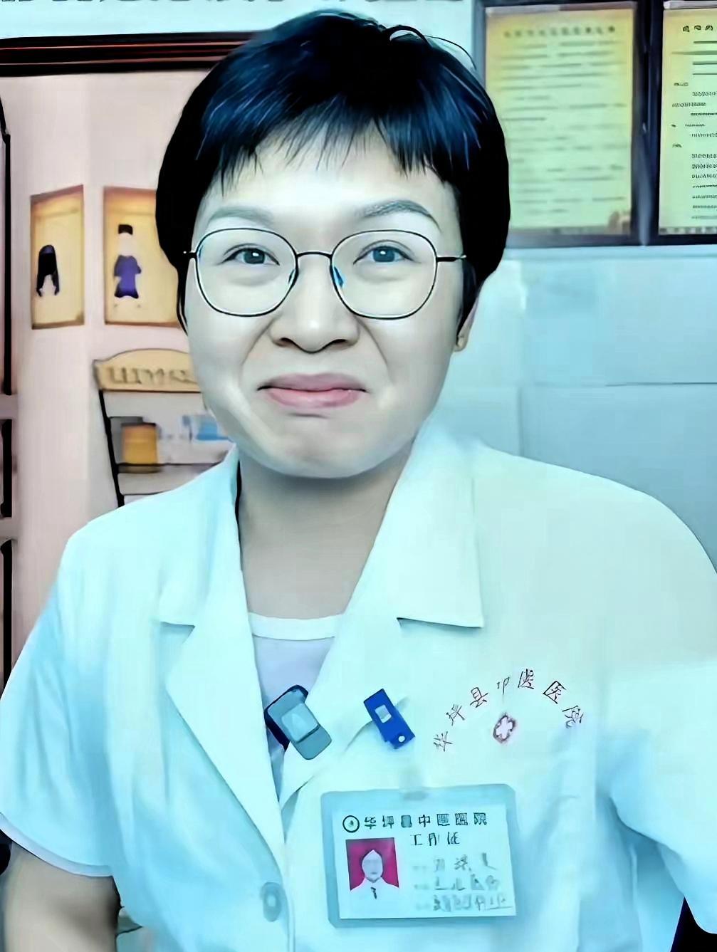 当年被张桂梅死死拽住不让退学换彩礼的贫家女孩刘琪美，如今穿着白大褂站在县医院里，