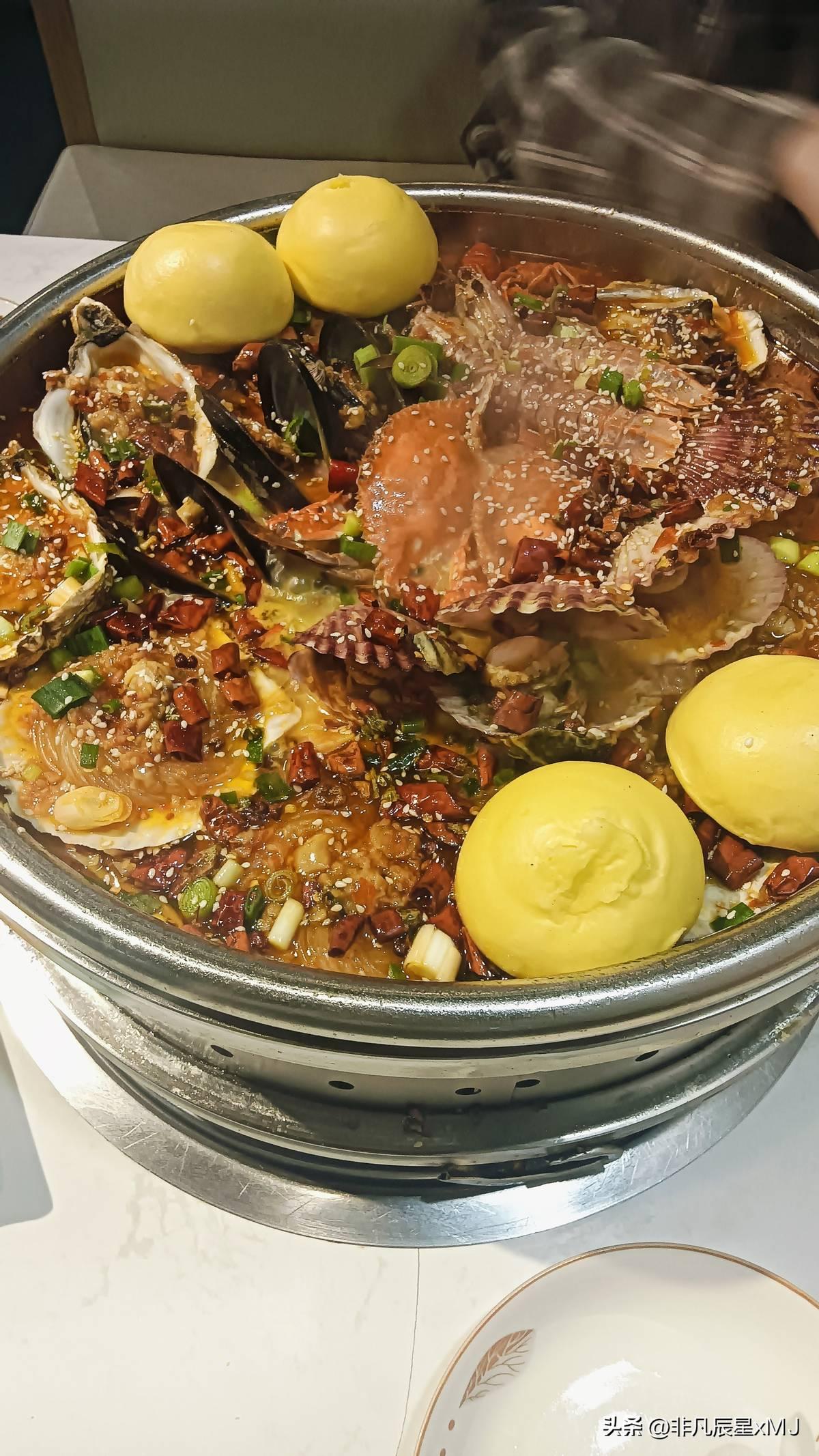 妻子试探着说“我想你了”，丈夫立刻说要回来。
这话一出口，她就后悔了。
家里有房