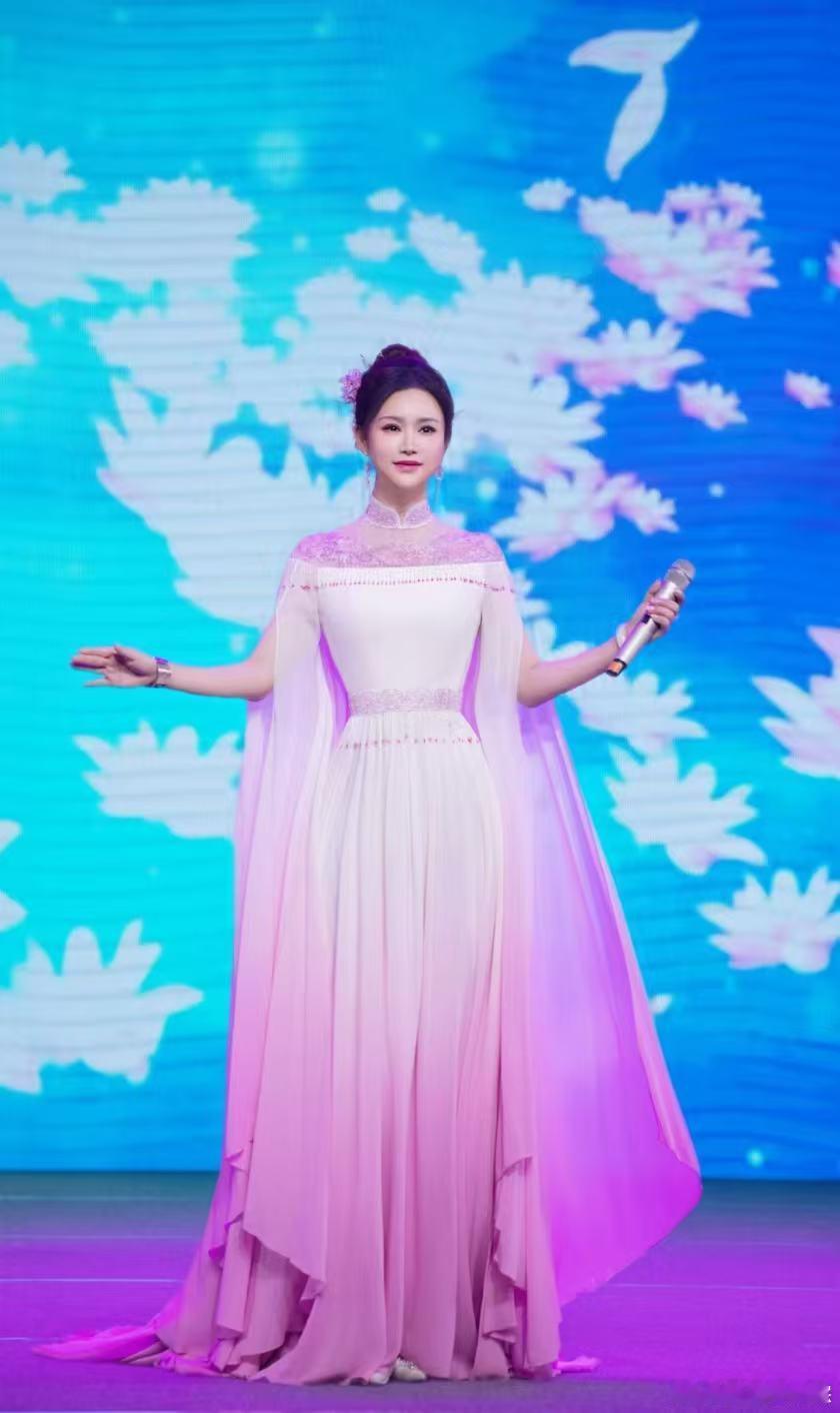 邓超予春晚专业户 还得是邓超予！这实力也是愈发呈现在我们眼前的想必也是被称为专业