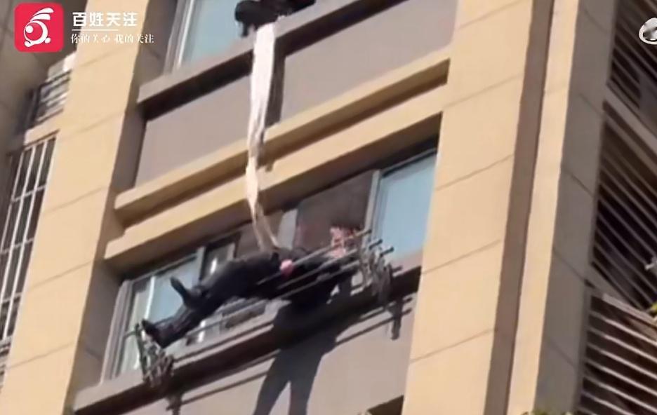 卡在半空 
15楼坠落却被7楼晾衣架接住，这是绝境中的万幸！退伍军人保安用消防水