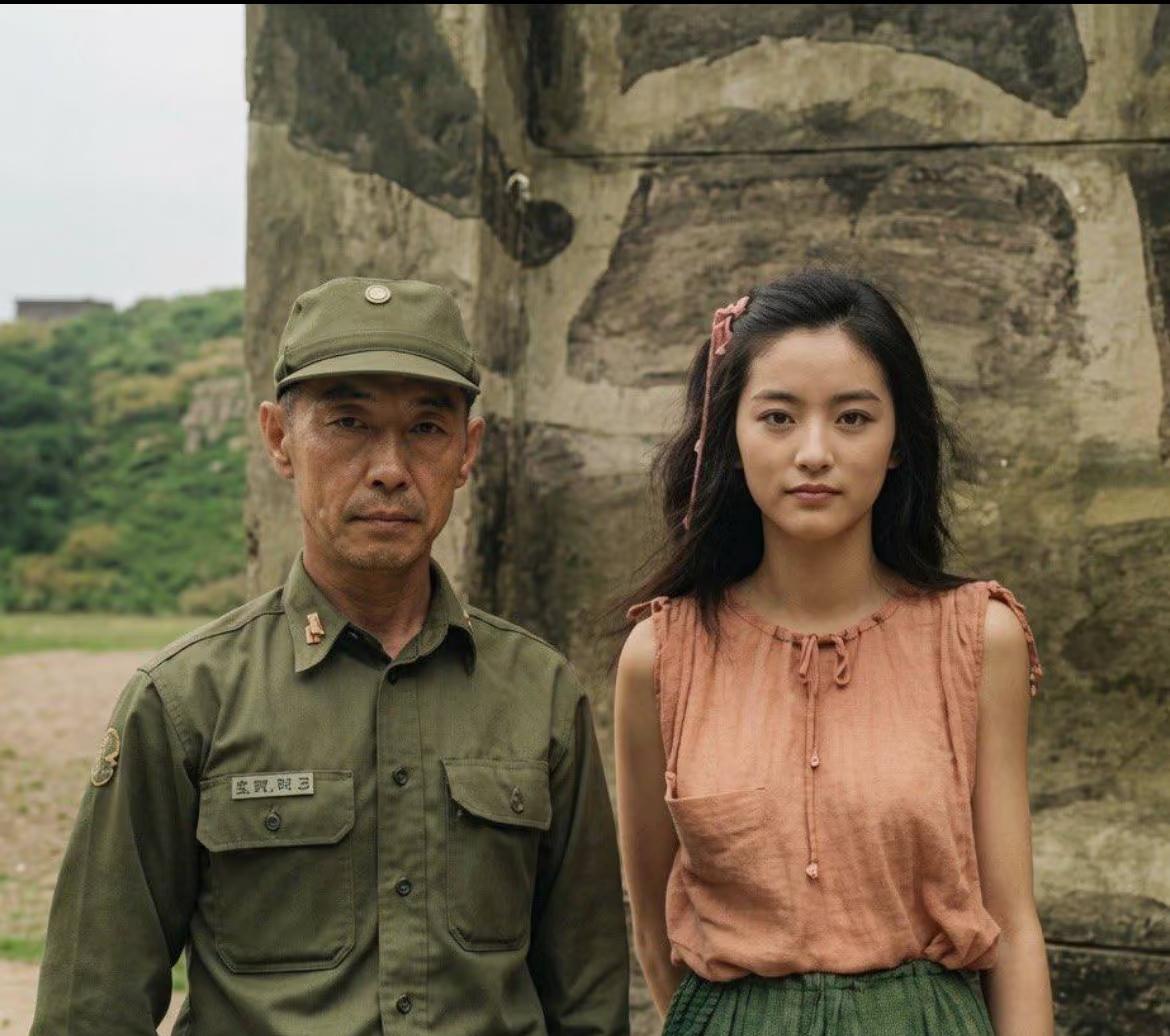 林青霞年轻时和父亲的合影，
现在看来，
绝对算不上第一美女吧？
普通村姑而已，