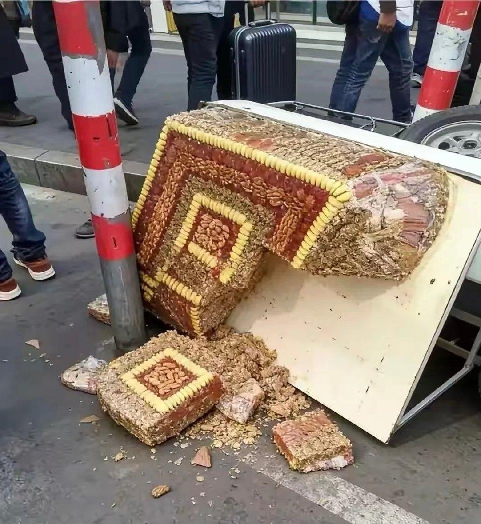 不小心撞倒了摊贩切糕，要赔多少钱？ ​​​