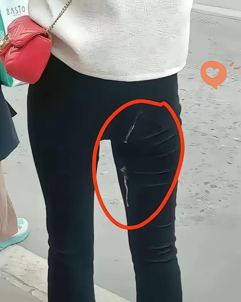 公共场合的小尴尬

公共场合瞥见女生白裤子上沾着白色液体，不少人会暗自嘀咕：“这