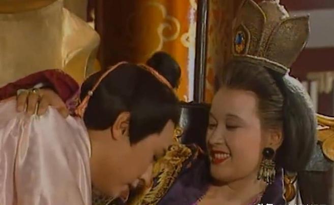 700年，张昌宗将77岁武则天哄睡后，小心翼翼掀开被子，蹑手蹑脚走到隔壁房间。一