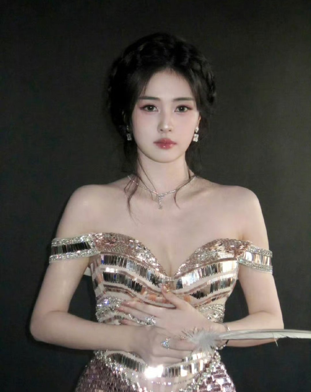 白鹿进组要下半年往后了白鹿来汇报后面的工作安排了进组得下半年往后了 好好休息姐姐