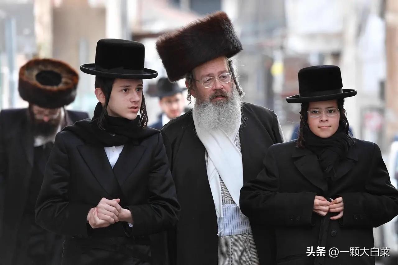 犹太人没有统一三观，但整体有一套非常现实、功利、抱团的生存逻辑。他们普遍极度重视