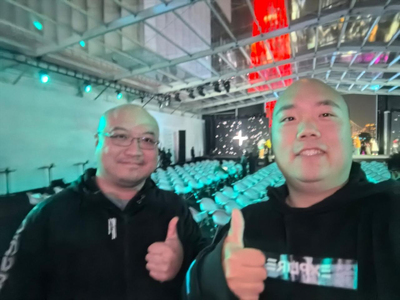和极星大定车主合张影，就是手抖了没拍清[看]等着21了，比真我的要早