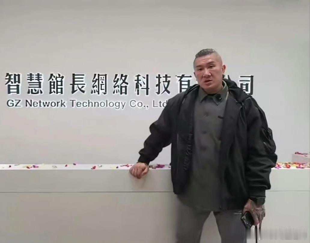 说到吃两岸饭，馆长陈之汉这类是最吃香的。因为他曾经是亲绿网红，现在转为支持统一。