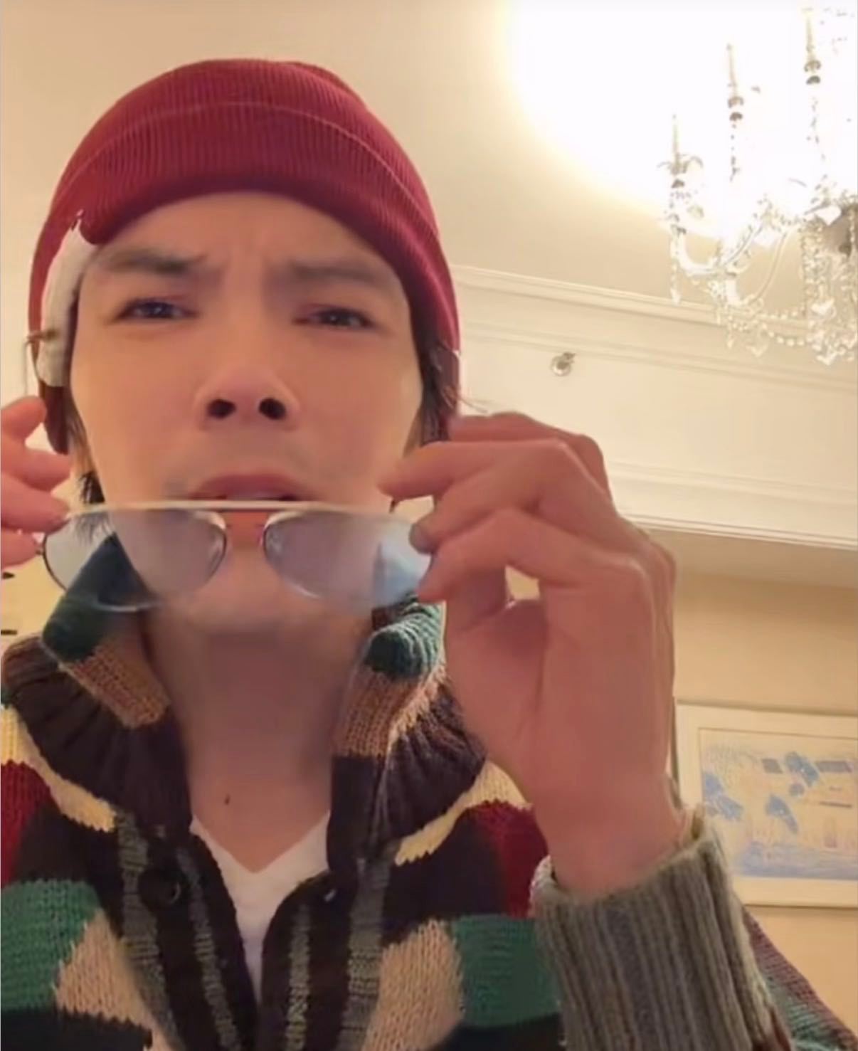 向佐 王一博18岁就跟我工作了向佐回应热搜，在评论区回复网友“王一博18岁就跟我