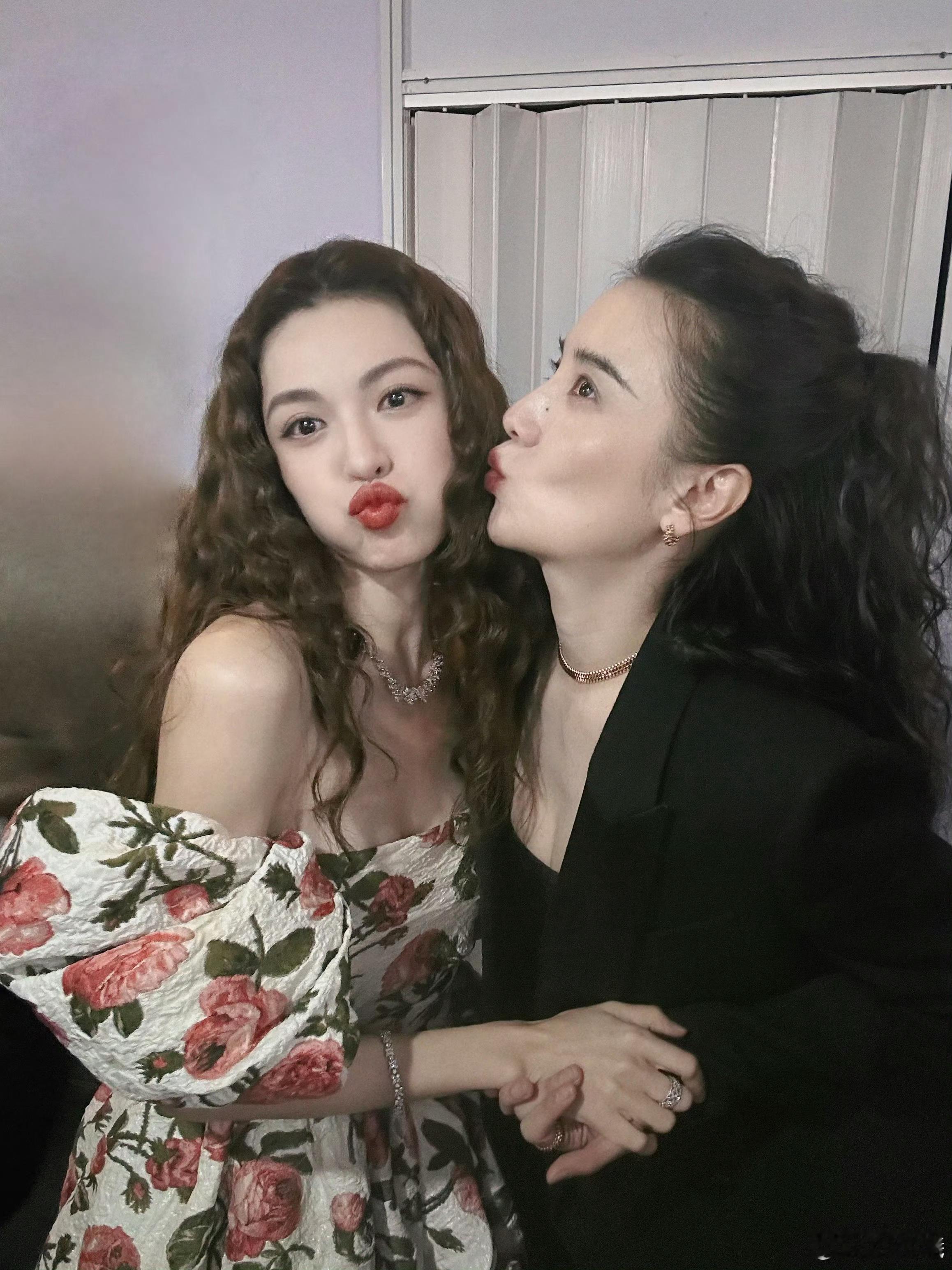 钟楚曦说宋佳又亲我了啊啊啊啊啊啊啊啊啊啊啊 铁梅小叶你俩把日子过好 