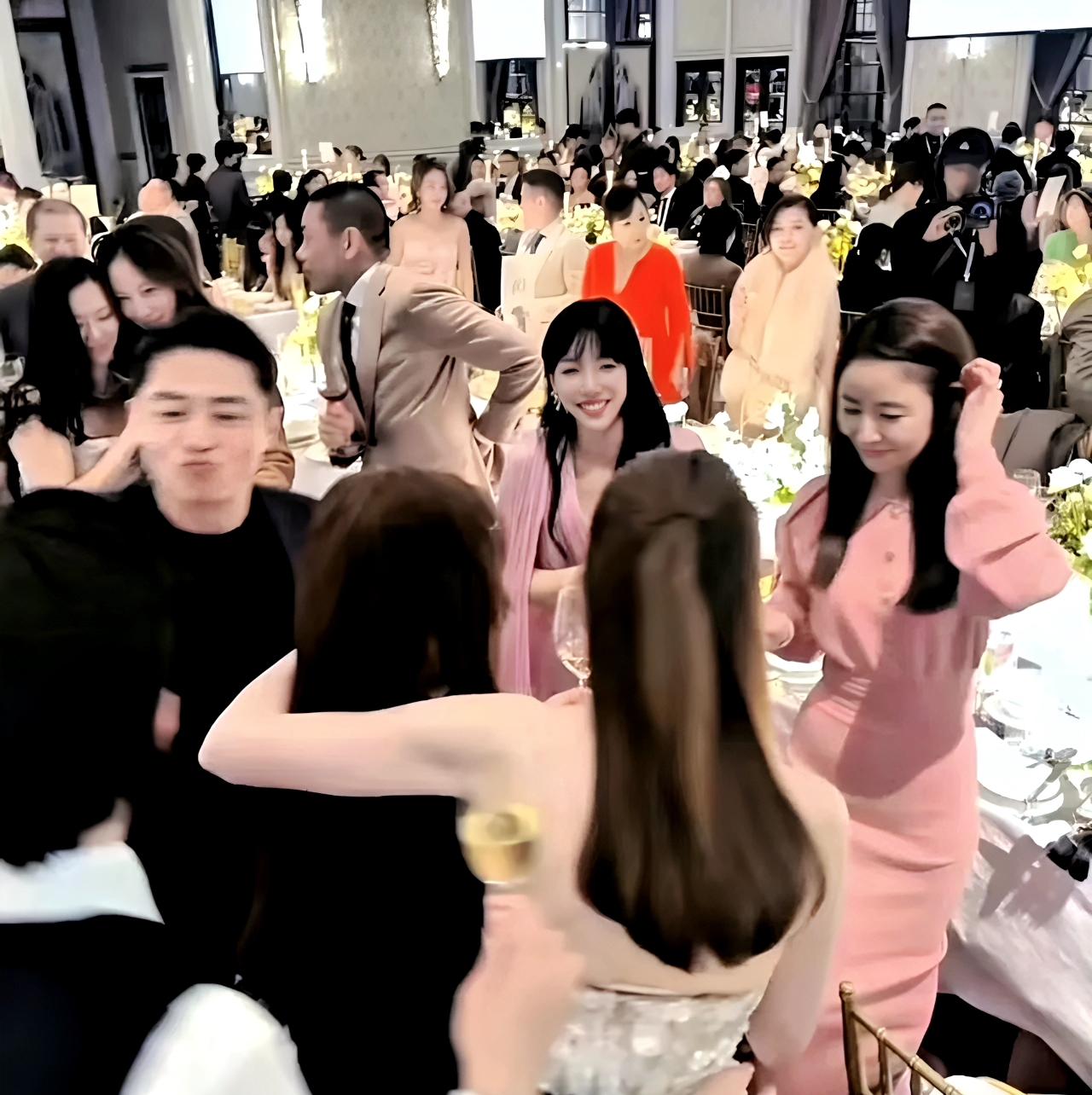 毒舌、搞怪、卖萌、耍宝，私下生活中的霍建华，和他新剧里的傲娇公主角色有得一拼。话