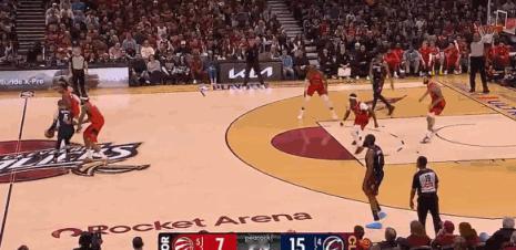 哈登这次进攻被吹犯规，如果按照这种尺度，亚历山大每一场估计都会6次进攻犯规被罚下