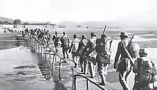 1947年6月，刘邓大军12万人，强渡黄河，千里跃进大别山。 半年后转出大别山，