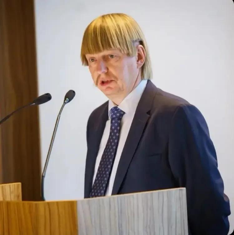 大哥你也玩二次元吗？
图为爱沙尼亚保守党议员Rain Epler。
去x上闲逛发