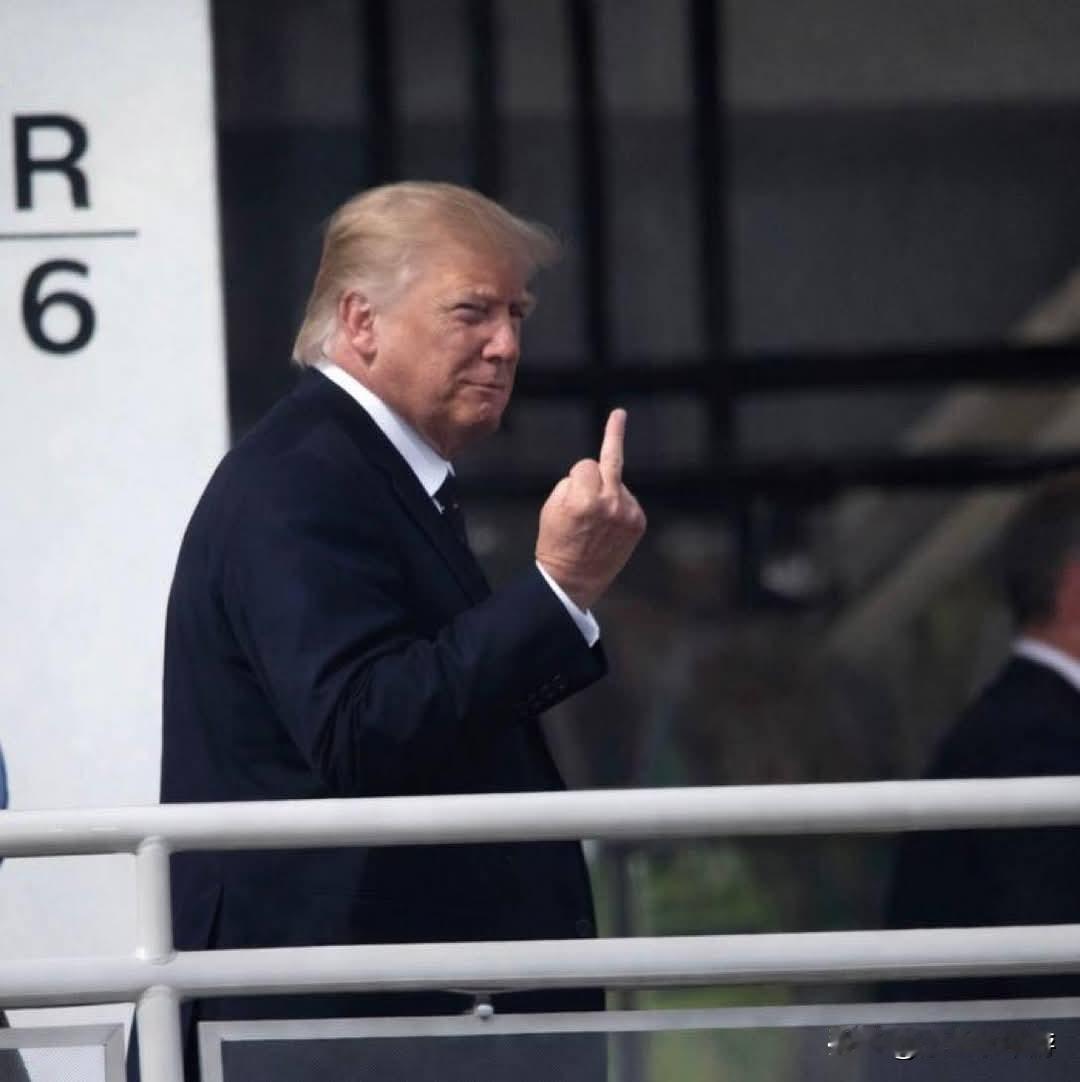 🇺🇸 美国总统特朗普昨日访问密歇根州，遭人指责‘保护恋童癖’，他以国际通用手