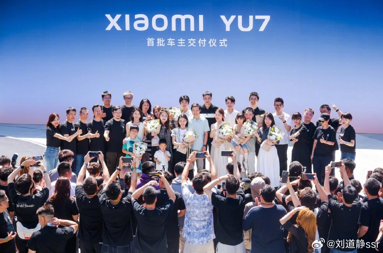 YU7开启交付明天我也能合影拍照了！，就差几十多个小时[泪]  ​​​