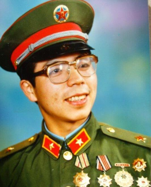 1984年收复老山的战斗中，陈洪远在与连队失去联系的情况下，只身闯入敌阵地，毙敌