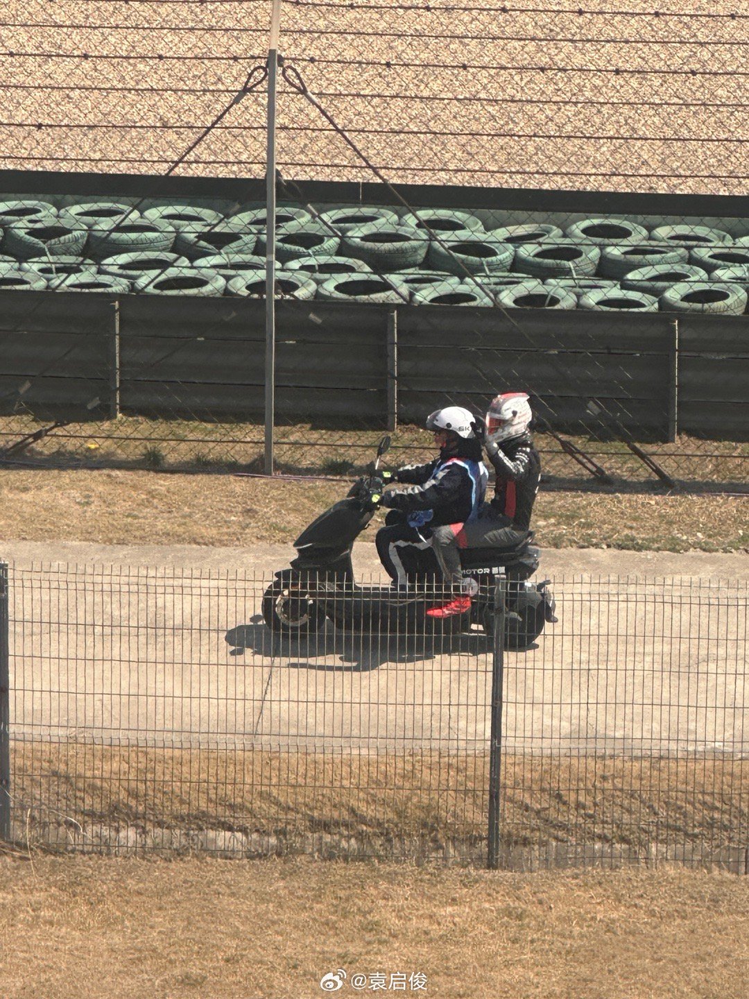 那个男人坐着小电驴在面前经过了