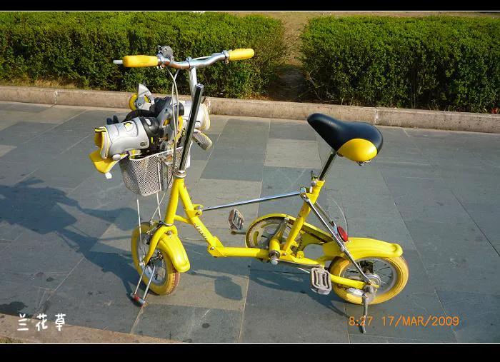 晒晒我的自行车。
2004年买的折叠小黄车，420元的价格，当时很喜欢。
松下相